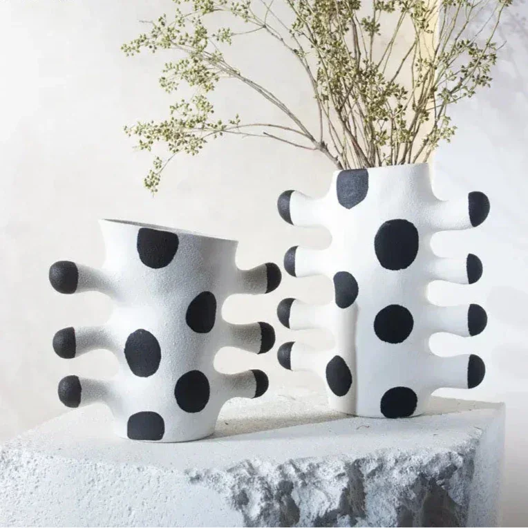 Saskia Resin Vase