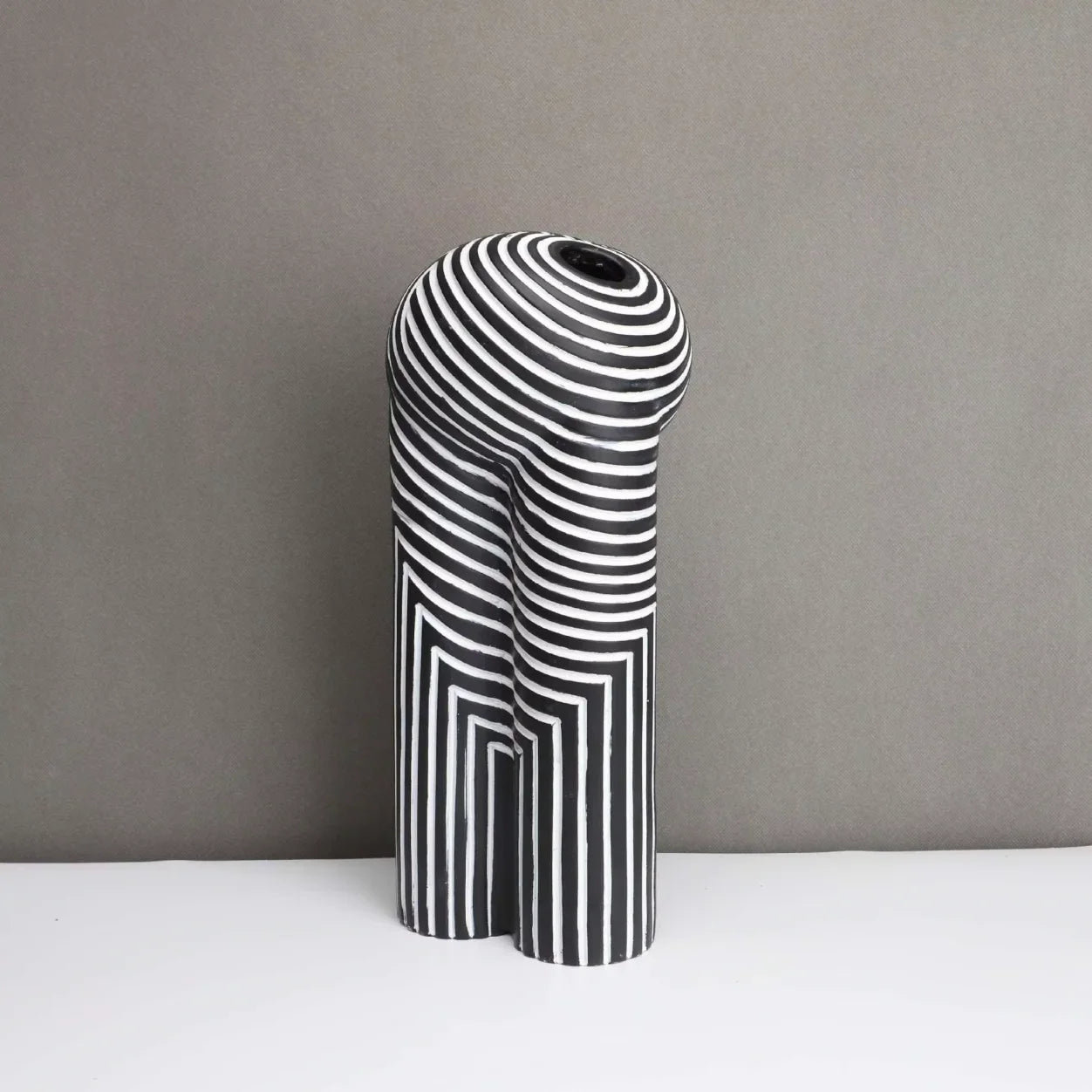 Noir & Blanc Vase Collection