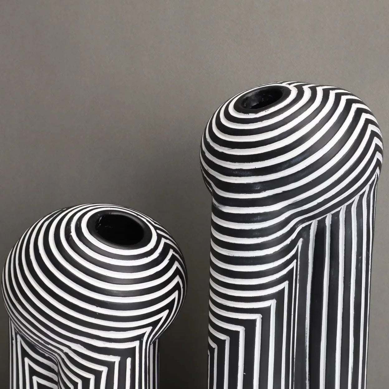 Noir & Blanc Vase Collection